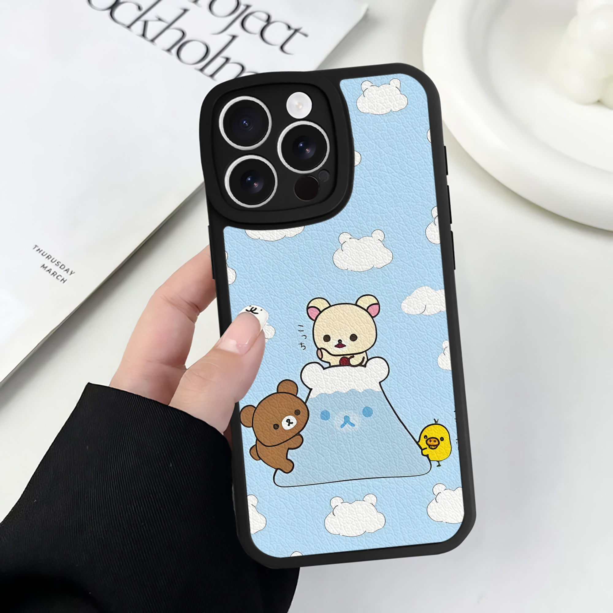 （画像用） リラックマ リラックマ キイロイトリ Rilakkuma Korilakkuma Kiiroitori 【iPhone 16シリーズ対応】シリコンスマホケース（レザー調） 材質：シリコン